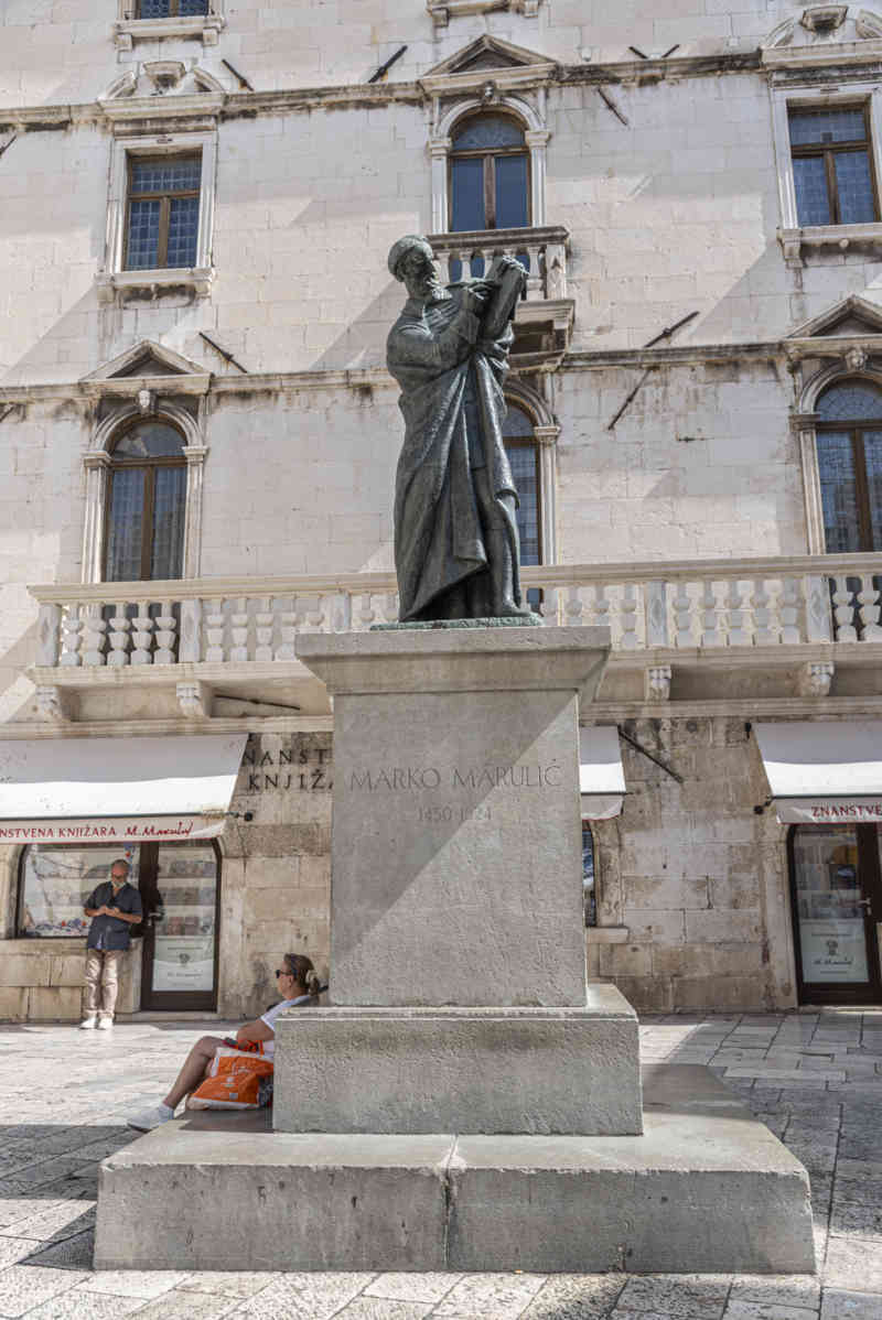 Croacia - Split 75 - plaza de la Fruta - monumento a Marko Marulic